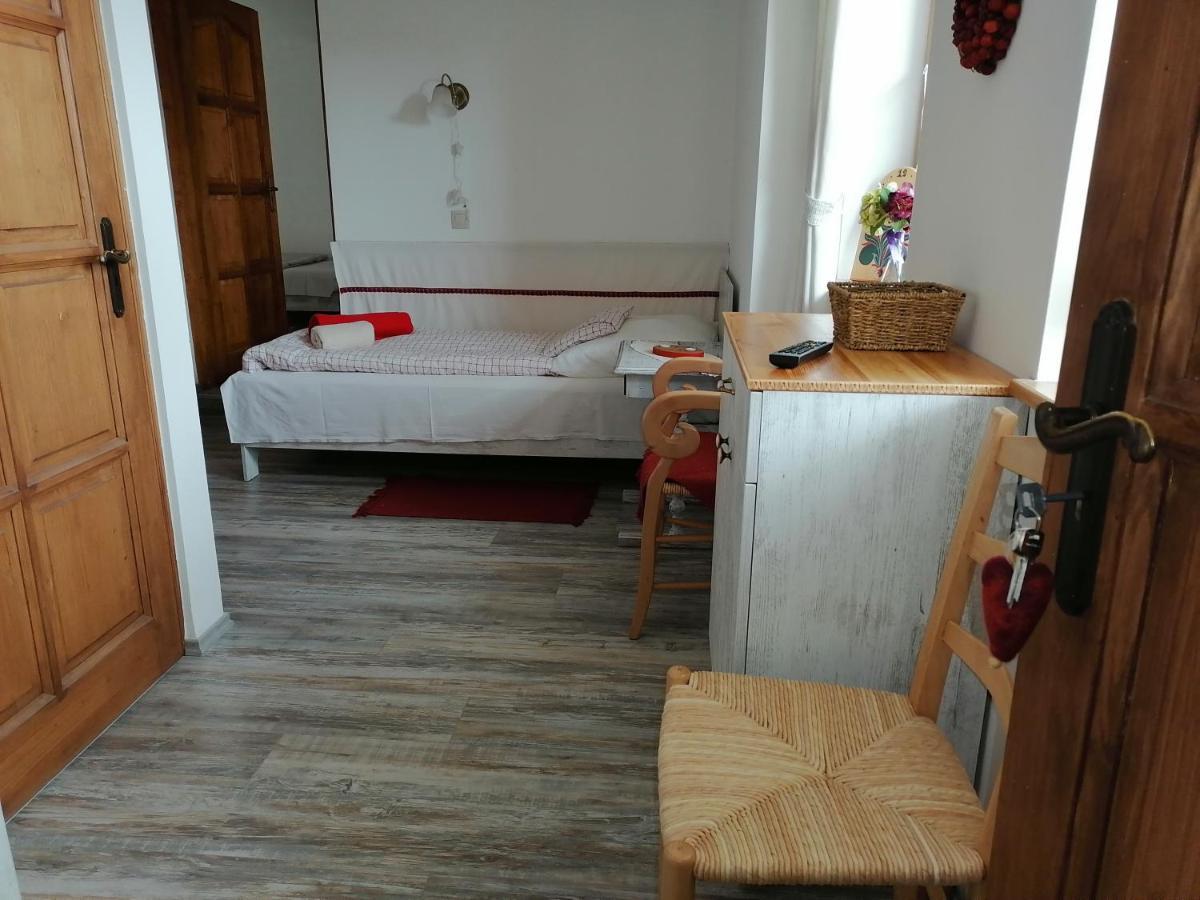 Mives Vendeghaz Hotel Pogany ภายนอก รูปภาพ